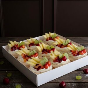 מגש פבלובות מרנג ופירות העונה